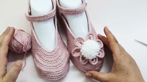 Ponponlu Çiçekli Ayakkabı Patiği